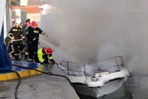 Rab, 24. ožujka 2012. - pripadnici JVP Rab odmah po dojavi poduzeli su akciju gašenja požara, kao i potrebne mjere osigranja okoliša od zagađenja (Foto: Valerija Bebek)
